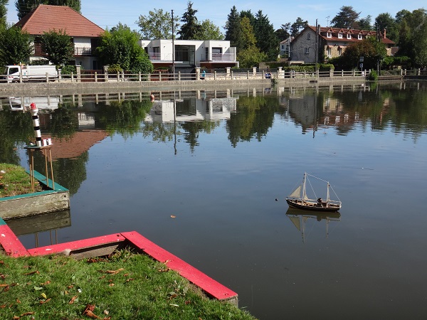 Le lac sous un ciel bleu