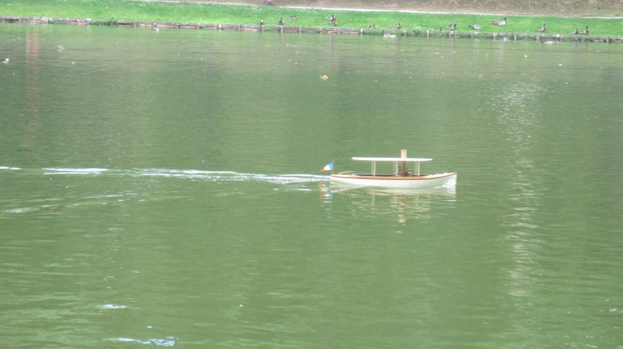 CHALOUPE VAPEUR A PLEINE VITESSE