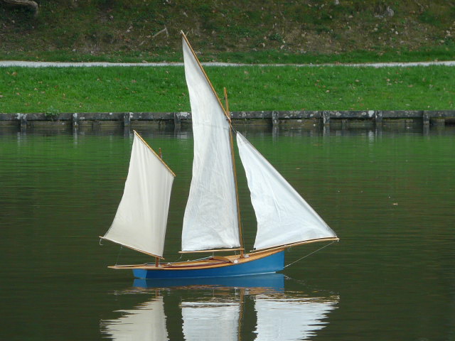 VOILIER SUR LE LAC DE ST REMY